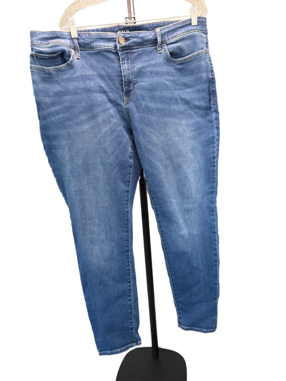 a.n.a Women's Cropped Stretch Jeans in Dark Blue Wash size 20